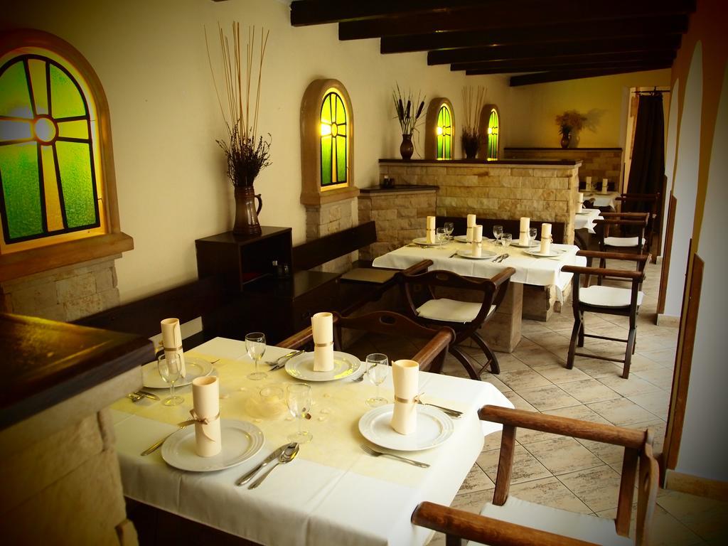 Excalibur Penzion a Restaurace Moravská Třebová Exterior foto