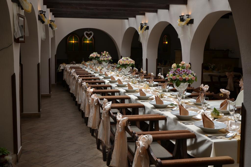 Excalibur Penzion a Restaurace Moravská Třebová Exterior foto