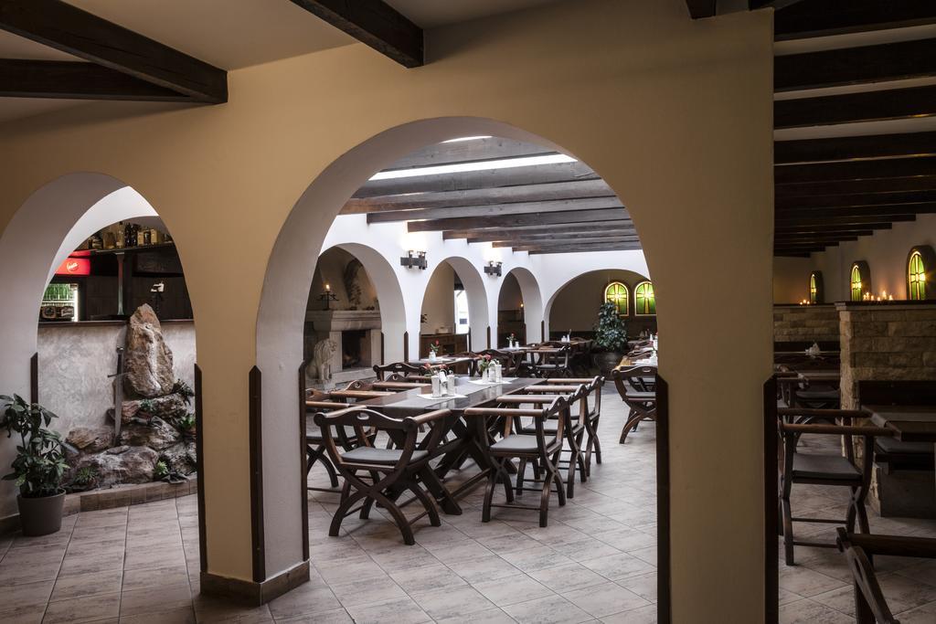 Excalibur Penzion a Restaurace Moravská Třebová Exterior foto